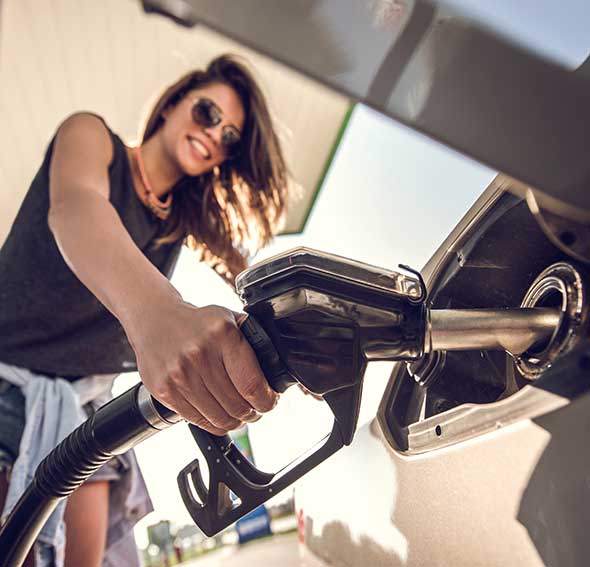 Frau mit Sonnenbrillen bedankt ein Auto